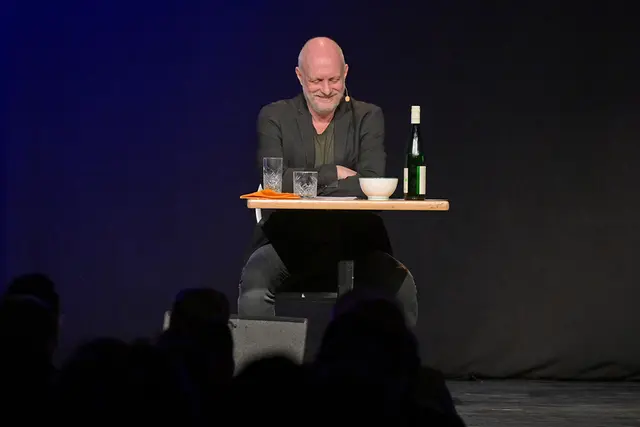 Christoph Grissemann in der Rolle des Marc, der auf das Bild abweisend und mit Hohn reagiert. | Foto: Rudi Gigler