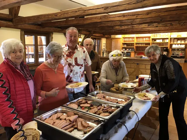 Die Senioren bedienten sich am Buffet mit Leberkäse &amp; Co. | Foto: Seniorenbund Himmelberg