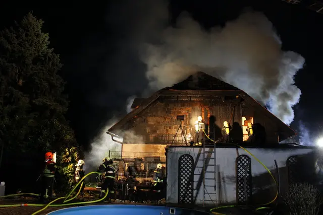 Großbrand in Wiener Neustadt - Wohnhaus in Vollbrand