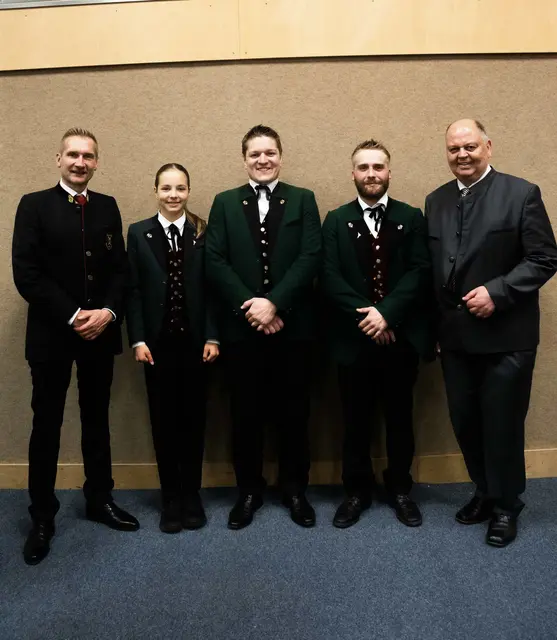 Bezirkskapellmeister Hannes Ploner, Theresa Achleitner (Klarinette, Bronze), Obmann Lukas Haberl, Kilian Kühlechner (Flügelhorn, Silber) und Bgm. Herbert Rieder (v.l.).  | Foto: Lena Sophie Shoots
