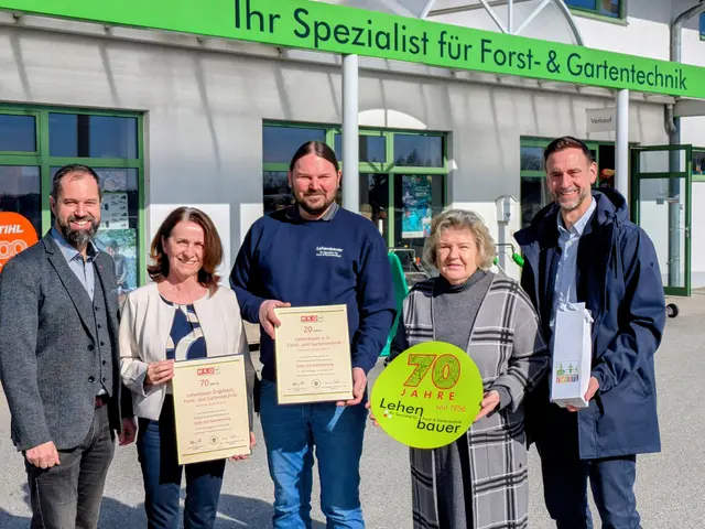 Bezirksstellenleiter Mario Müller-Kaas, Bezirksstellenobfrau Anne Blauensteiner, Engelbert Lehenbauer, Christine Lehenbauer und Stadtrat Thomas Weiss (v.l.). | Foto: Firma Lehenbauer