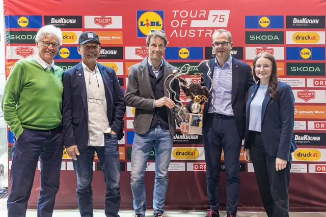Von links: Helmut Wechselberger (Rundfahrtsieger 1982 und 1986), Peter Stankovic (OK St. Johann), Gerrit Glomser (Rundfahrtsieger 2002 und 2003), Hannes Rieser (OK/TVB St. Johann/Alpendorf) und Madeleine Grillhofer (OK, Snow Space Salzburg Bergbahnen AG. | Foto: Tour of Austria