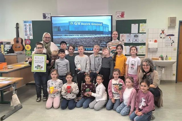 Die Kinder der Bienenklasse 1a der Volksschule Gmünd mit Klassenlehrerin Michaele Andrle links, Praktikantin Theresa Lechner und rechts Abfallberaterin Silvia Thor | Foto: GV Gmünd