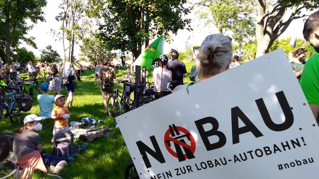 Die Kundgebung gegen den geplanten Bau der Lobau-Autobahn findet am Samstag, 18. April, ab 15 Uhr im Bill-Grah-Park in Essling statt. (Archiv) | Foto: Mathias Kautzky/MeinBezirk