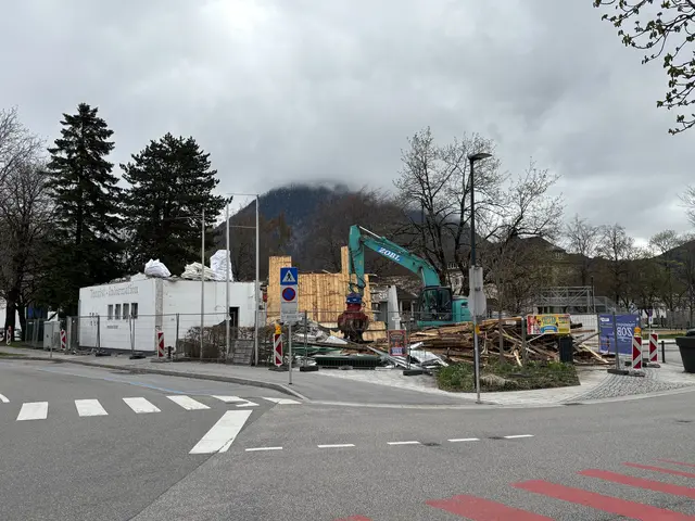 Ein Bagger ist derzeit mit dem Abriss des alten TVB-Bürogebäudes beschäftigt. | Foto: MeinBezirk/Günther Reichel