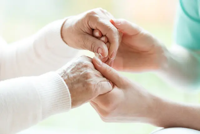 Der neu eingerichtete Pflegebeirat der Stadt Innsbruck nimmt seine Arbeit auf und soll die Vernetzung im Pflegebereich sowie die Weiterentwicklung der Versorgung stärken. | Foto: stock.adobe.com/Photographee.eu 