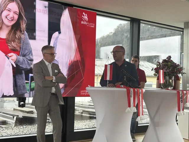 WKS Präsident Peter Buchmüller und Jürgen Kraft präsentieren die Salzburger Teilnehmer und geben Einblick in Vorbereitung und Bedeutung der Berufs WM. | Foto: Theresa Vogl