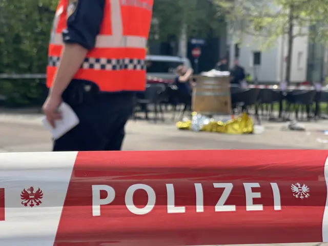 Das Opfer der Attacke wurde noch vor Ort medizinisch erstversorgt.  | Foto: Fotokerschi.at/Hauser