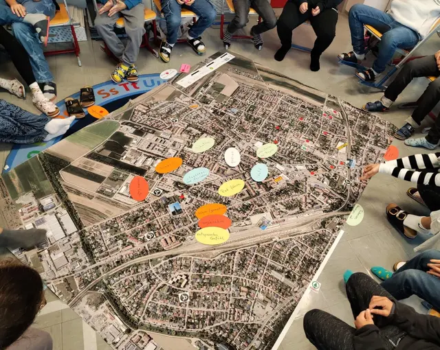 Der Luftbildteppich im Einsatz bei einem der zahlreichen Workshops der Volksschule 2 Tulln. | Foto: Volksschule II Tulln