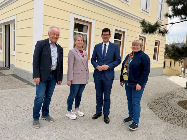 Förderzusage für den neuen Begegnungsraum in Arriach: Vertreter von Gemeinde und Verein bei der Übergabe am Dorfplatz. | Foto: Büro LHStv. Gruber