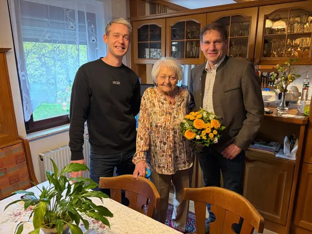 GR Manuel Gölß und STR Christian Köberl von der Stadtgemeinde Hainfeld gratulierten Hedwig Eigelsreiter zu ihrem 90.Geburtstag. | Foto: Stadtgemeinde Hainfeld