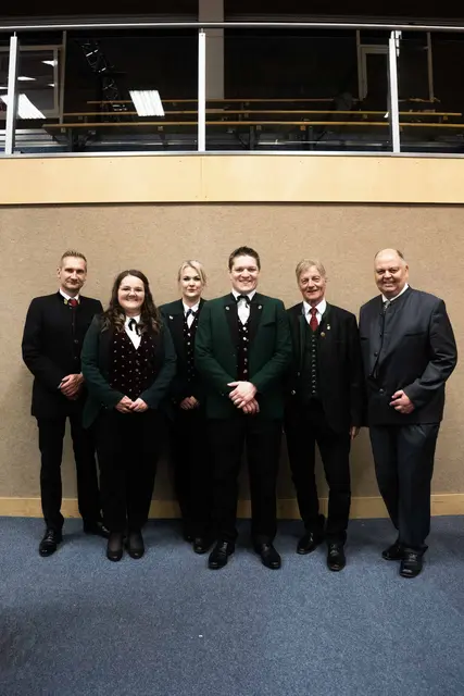 Bezirkskapellmeister Hannes Ploner, Sonja Gaisbacher (über 10 Jahre Marketenderin), Christina Tiefenthaler (25 Jahre), Obmann Lukas Haberl, Heinz Wagner (Förderer der Blasmusik) und Bgm. Herbert Rieder (v.l.).  | Foto: Lena Sophie Shoots