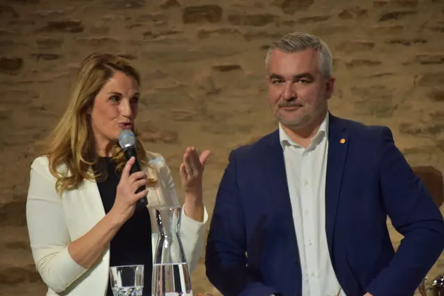 Elisabeth Gamauf-Leitner moderierte den Abend in gewohnt ausgezeichneter Manier. Landesrat Heinrich Dorner führte die Ehrungen durch. | Foto: MeinBezirk/Michael Strini
