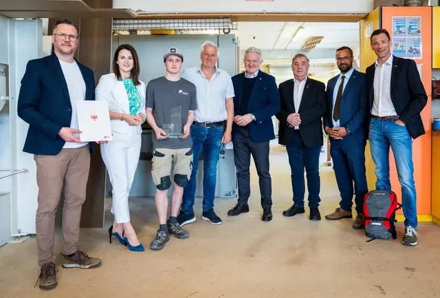 Bei der Lehrlingsauszeichnung v. li.: Klaus Rainer (Vizepräsident Arbeiterkammer Tirol), Arbeits- und Jugendlandesrätin Astrid Mair, „Lehrling des Monats April 2026“ Jacob Huter, Christian Pienz (Geschäftsführer Möbel Pienz GmbH), Christian Margreiter (Direktor Tiroler Fachberufsschule für Holztechnik Absam), Herbert Kröll (Bgm Nassereith), Matthias Fink (Bgm Wildermieming) und Stefan Wanner (Bezirksstellenleiter Innsbruck-Stadt Wirtschaftskammer Tirol) | Foto: Land Tirol/Hörmann