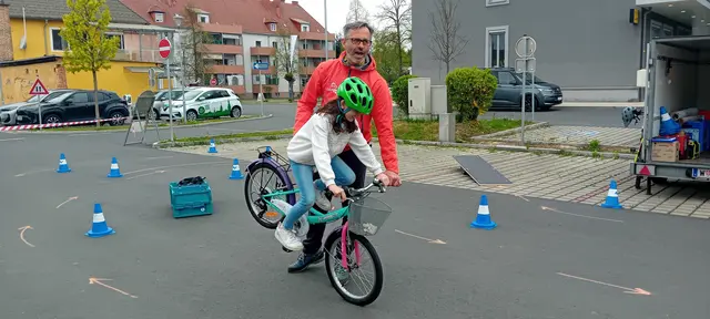 Stolz präsentieren die Kinder der 4. Klassen ihre bestandene Radfahrprüfung – ein großer Schritt in Richtung selbstständige Mobilität. | Foto: VS