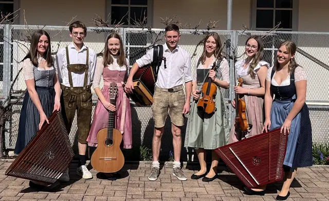 Freiklang (von links): Lara Piringer (Hackbrett), Jakob Kerschbaummayr (Kontrabass), Miriam Schaumberger (Gitarre), Daniel Riener (Harmonika), Johanna Grüner und Juliana Wöckinger (beide Geige) sowie Miriam Miesenberger (Hackbrett). | Foto: Johanna Grüner