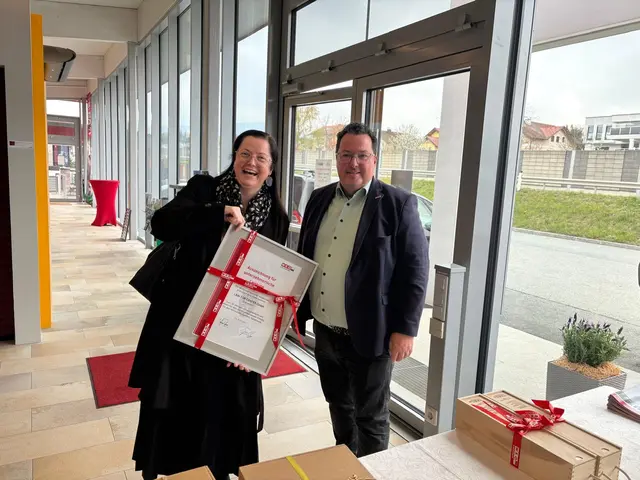 Auch Simone Pfeiffer und Christian Sommerbauer stellten sich seitens der WKO mit einem Präsent zum 30-jährigen Firmenjubiläum ein. | Foto: MeinBezirk/Reinhard Posch