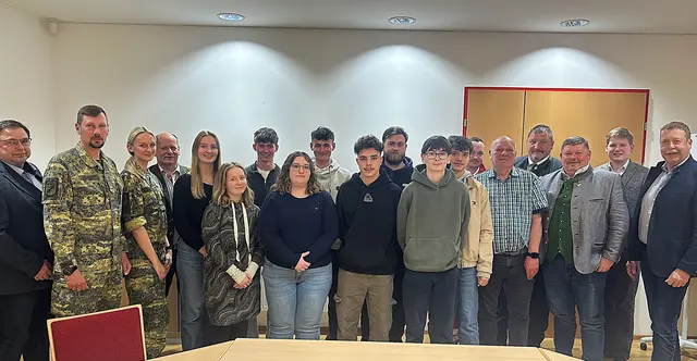 gf. GR Herwig Krammer, Major Reinhard Tholler, Loreena Tutschek, Vize BGM Gerhard Strasser, Erin Tutschek, Miriam Kasteiner, Selina Fürnschuß, Felix Stoiber, Philipp Tatzber, Florian Steiner, Alexander Lechleitner, Andreas Hofecker, Christian Geyer, Christoph Zuneric, Stefan Grössinger vom Roten Kreuz, gf. GR Rudolf Michael Bammer, ÖKB-Obmann Josef Kohzina, gf. GR Horst Obermayer, gf. GR Jan Borensky, BGM Josef Tatzber. | Foto: ÖKB Elias Borensky