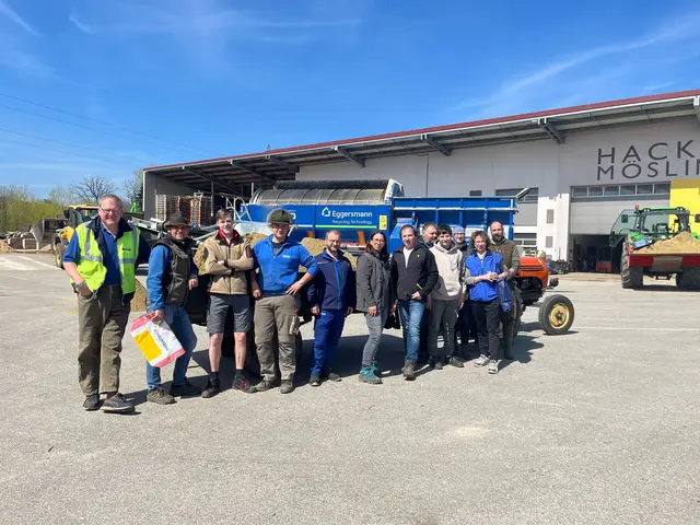 Viele freiwillige Helferinnen und Helfer waren in Gaspoltshofen unterwegs, um den Familien kostenlosen Spielsand zu bringen. | Foto: Andrea Jarolim/FPÖ Gaspoltshofen
