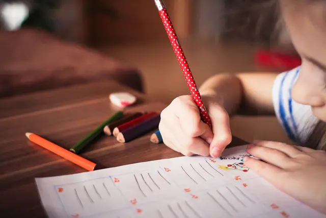 Die Elementarpädagogik-Stiftung Tirol wird aufgrund fehlender Budgetmittel vorzeitig beendet. Beim AMS Tirol bedauert man diesen Schritt. | Foto: &lt;a href="https://pixabay.com/de/photos/kind-spielen-lernen-farbe-wissen-865116/" onclick="window.open(this.href); return false;" rel="nofollow"&gt;Pixabay/picjumbo_com&lt;/a&gt; (Symbolbild)
