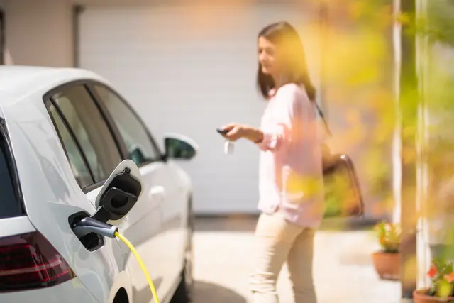 Über private Wallboxen lädt das E-Auto bequem über Nacht zu Hause auf. | Foto: Husjur02/Shutterstock.com