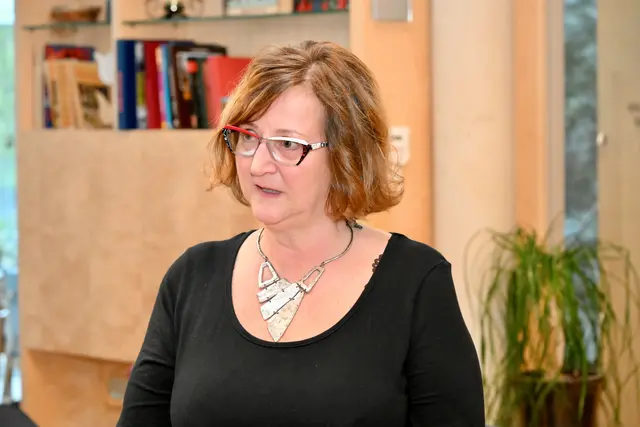 Silvia Paizoni aus Götzens ist mit ihren Werke erfolgreich und gibt ihr Wissen in der eigenen Malschule weiter.