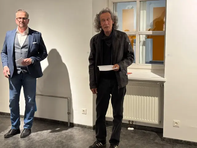 Kunsthistoriker und Kulturtheoretiker Erwin Fiala hielt die Laudatio, Bgm. Helmut Linhart hörte zu. | Foto: MeinBezirk/Harald Almer