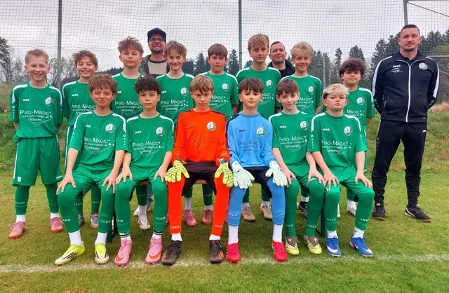 Die unter 13-Jährigen des Lendorfer FCs freuen sich über ihre neuen Dressen, in denen sie ab sofort auflaufen. | Foto: Günter Dokter