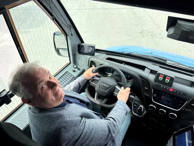 VBB Geschäftsführer Wolfgang Werderits am Steuer eines der neuen E-Buss der VBB.  | Foto: Verkehrsbetriebe Burgenland