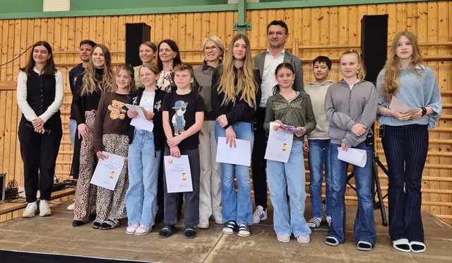 Die erfolgreichen Vorleser, darunter die Gewinnerin Melissa Bruggraber (3.v.r.) mit den Jurymitgliedern bei der Urkundenverleihung. | Foto: privat