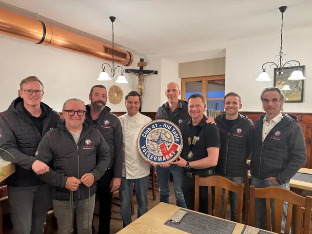 Mitglieder des Club 41 Old Table Völkermarkt rund um Präsident Josef Malle mit Suppenwirt Hanno Schilcher im Clublokal "Zum Goldenen Ochsen" in Völkermarkt | Foto: Club 41 Old Table