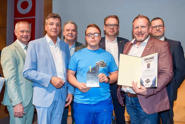 Bundesspartenobmann Manfred Denk (Gewerbe und Handwerk), Walter Trachsler (Netz NÖ), Martin Klamert (Ausbildungsbetrieb Martin Klamert e.U.), Sieger Fabian Honeder, Landesinnungsmeister-Stellvertreter Günther Kober (Elektro-, Gebäude-, Alarm- und Kommunikationstechniker NÖ), Spartenobmann Jochen Flicker (Gewerbe und Handwerk NÖ) und Dietmar Hudsky (Bildungsdirektion NÖ) (v.l.). | Foto: Josef Bollwein