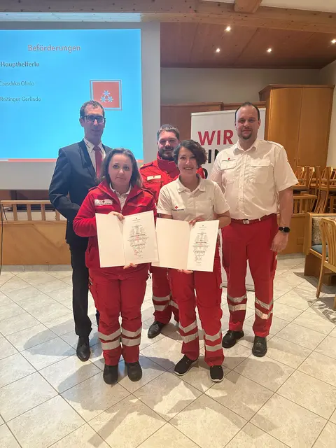 Olivia Czeschka und Gerlinde Reitinger sind nun Rot-Kreuz-Haupthelferinnen. | Foto: Rotes Kreuz Engelhartszell