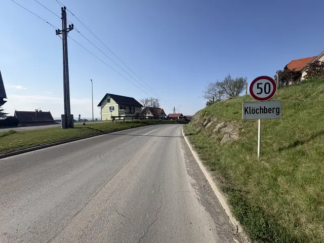 Auf dem Straßenabschnitt entlang der L 259
im Bereich Klöchberg stehen Sanierungsarbeiten an.  | Foto: Land Steiermark/BBL SO