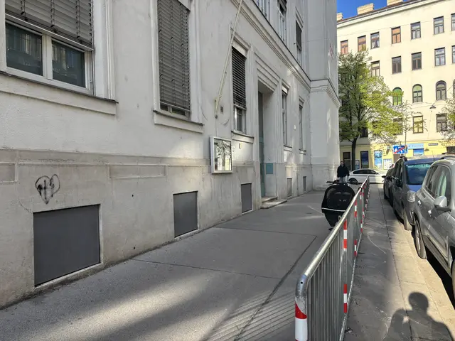 Der Schulvorplatz in der Greiseneckergasse ist etwa zwei Meter breit. | Foto: Michael Marbacher/MeinBezirk