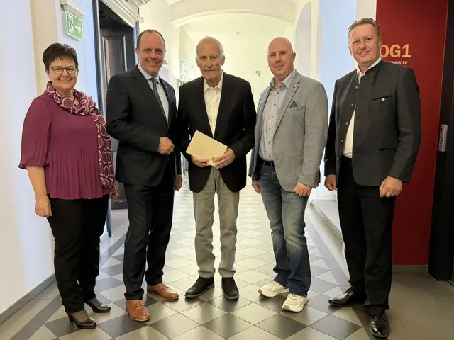 Franz Nussmayr (M.) bei einer Jubilarsfeier im Vorjahr im Rathaus u. a. mit Bürgermeister Christoph Stark (2. v. l.).  | Foto: Stadtgemeinde 