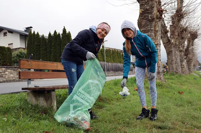 In Telfs hieß es kürzlich in Sachen Müllsammeln wieder: "Ärmel hoch und ran an die Arbeit". | Foto: Gemeinde Telfs
