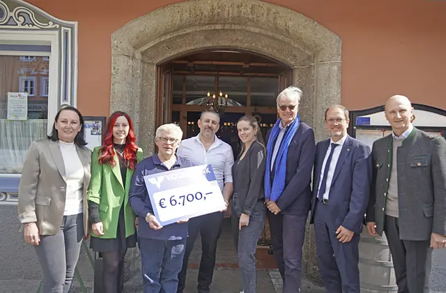 Der heuer erzielte Spendenbetrag von 6.390 Euro wurde von der Filiale Bischofshofen der Volksbank Salzburg auf 6700 Euro aufgerundet. Von links: Alexandra Hager (TVB Werfen), Bernadette Ellen Lang, Dzemsi Begzati mit Sohn Malzim, Sandra Schaupper-Santner, Leonhard Thun-Hohenstein, Reinhard Schwaiger (Volksbank) und Werfens Bürgermeister Hubert Stock. | Foto: Emanuel Hasenauer