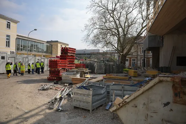 Noch ist schwer zu erkennen, was hier einmal stehen soll. Laut WIGEV-Generaldirektor-Stellvertreter Wetzlinger liegt das Bauprojekt aber gut im Zeitplan. Bereits 2027 sollen hier 220 Büro-Arbeitsplätze mehr sein.  | Foto: Kaja Jerabek/MeinBezirk