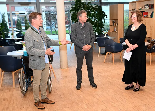 Der neue Heimleiter Gerod Stock (li.) und Bürgermeister Josef Giner gratulierten zur Ausstellung.