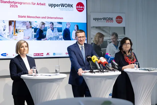 Iris Schmidt (AMS OÖ), Landesrat Markus Achleitner (ÖVP) und Brigitte Deu (Sozialministerium, Landesstelle OÖ). | Foto: Land OÖ/Sternberger