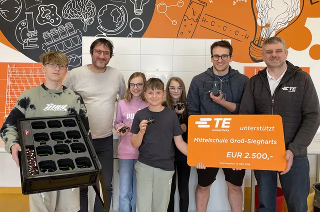 Die MS Groß-Siegharts konnte mit der Spende programmierbare Drohnen für den technischen Unterricht ankaufen.
Im Bild: Luca Paydal, Dipl.Päd. Michael Steinböck, Klara Trinko, Laurin Bauer, Leonie Silipp, Prof. Dominik Waldherr, BEd, BSc und TE Connectivity Lehrlingsausbilder Christian Lapacka. | Foto: TE Connectivity