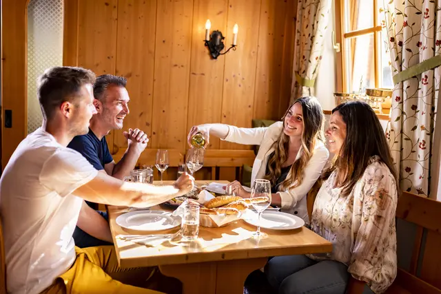 Die Weinviertler Lieblingsgerichte schmecken am besten in guter Gesellschaft. | Foto: Weinviertel Tourismus / Herbst