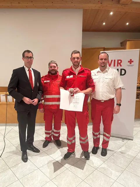 Manuel Sageder wurde mit der Verdienstmedaille in Silber ausgezeichnet.  | Foto: Rotes Kreuz Engelhartszell