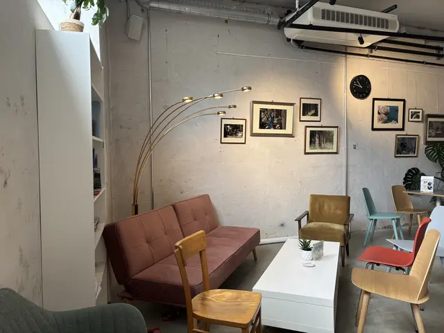 Im Café-Bereich finden regelmäßig gratis Konzerte statt. | Foto: Michael Marbacher/MeinBezirk