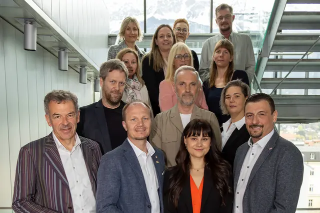 (v.l.) Vizebürgermeister Georg Willi, Bürgermeister Johannes Anzengruber, Emma Pinzger (Referat Pflegekoordination), Michael Urschitz (Leiter Referat Pflegekoordination) und die Mitglieder des Pflegebeirats bei der konstitutierenden Sitzung. | Foto: Stadt Innsbruck/D.Jäger