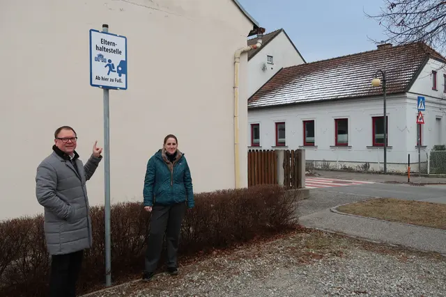 Elternhaltestelle Kirchberg am Wagram: Bürgermeister Franz Aigner und Vizebürgermeisterin Carina Kaserbacher-Würz an der Elternhaltestelle Roßplatz. | Foto: Marktgemeinde Kirchberg/Wagram