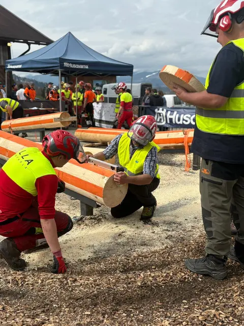 In Disziplinen, wie Kettenwechsel, Fällschnitt, Geschicklichkeitsschneiden und Präzisionsschnitt entschieden oft nur Millimeter und Sekunden über die Platzierungen. | Foto: TJB/LJ