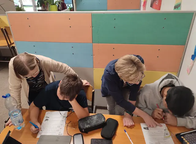 Ehrenamtliche Lernhelfer unterstützten Kinder individuell beim Lernen