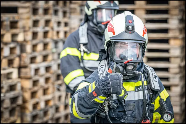 Menschenrettung und Brandbekämpfung in einer Lagerhalle
